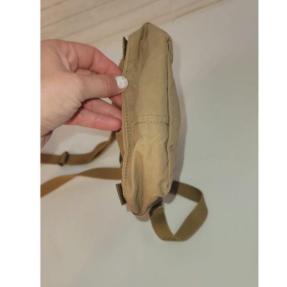 FJALLRAVEN Kånken Sling Crossbody Bag in Clay - Picture 7 of 16
